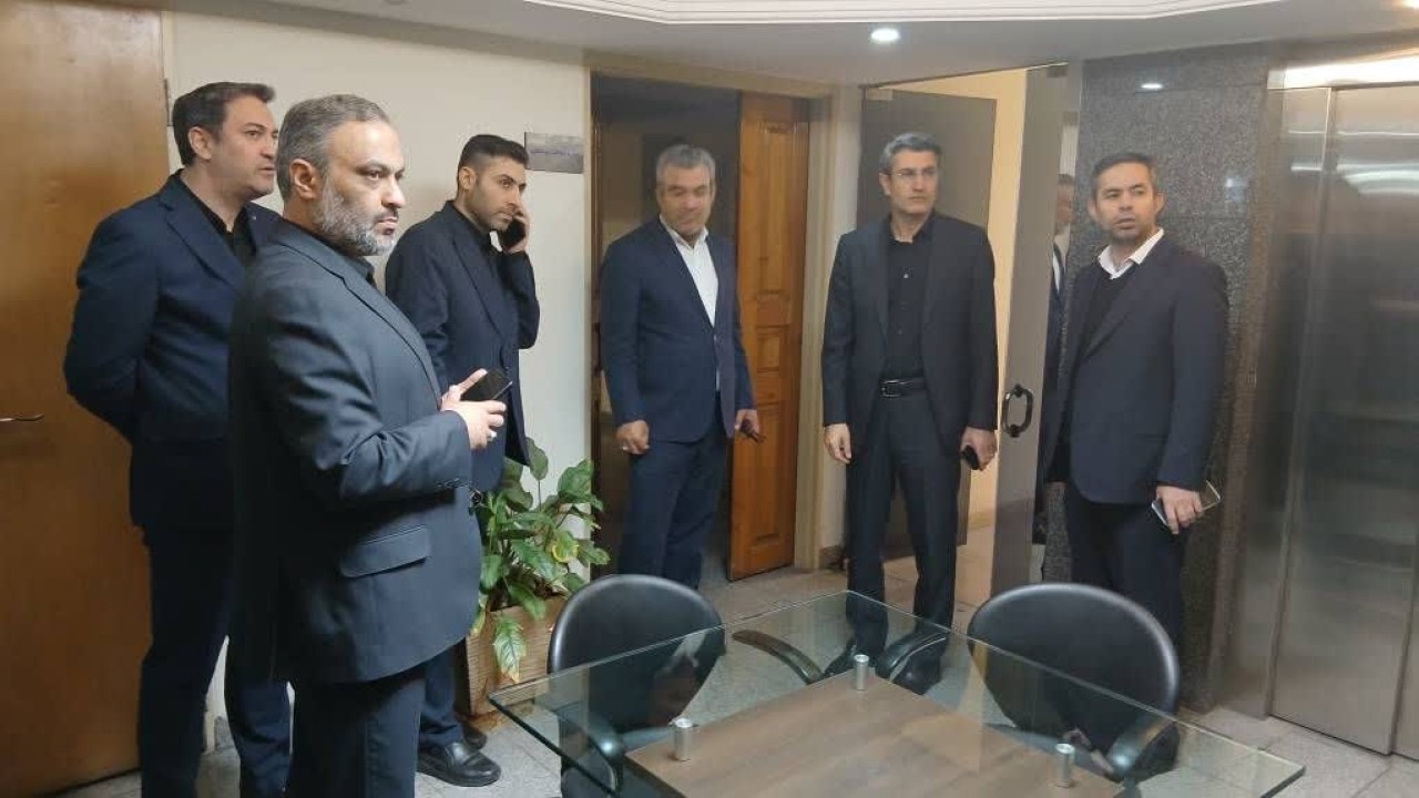 بازدید مدیر عامل بانک سینا از واحد های ستادی و تقدیر از همکاران در شرایط جنگی
