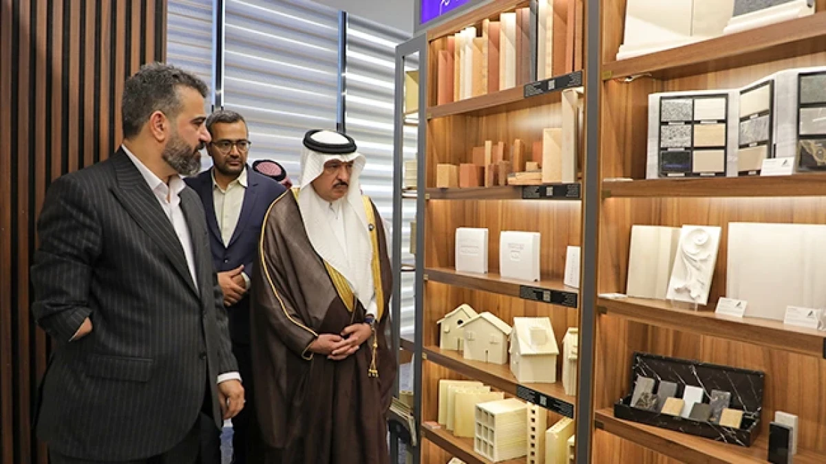 سفیر عربستان در ایران از نمایشگاه دائمی توانمندی های تولیدی استان بازدید کرد