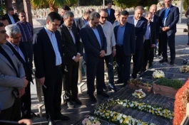 وزیر صمت سفر به اصفهان را با ادای احترام به مقام شامخ شهدا آغاز کرد